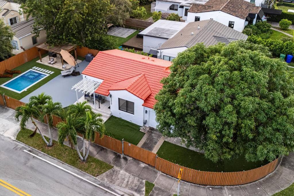 فيلا Luxury Retreat 3B ,2Ba Pool , Coral Gables Center ميامي المظهر الخارجي الصورة